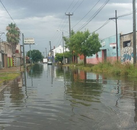 Calles anegadas por las intensas lluvias registradas en la ciudad