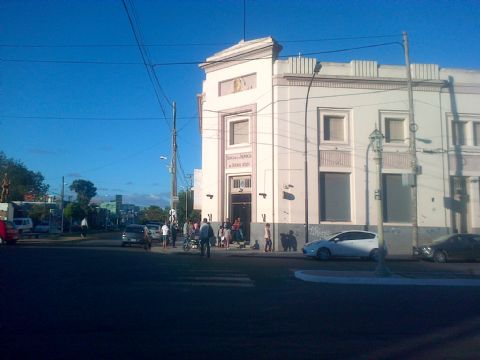 Basureada policial en el Banco Provincia