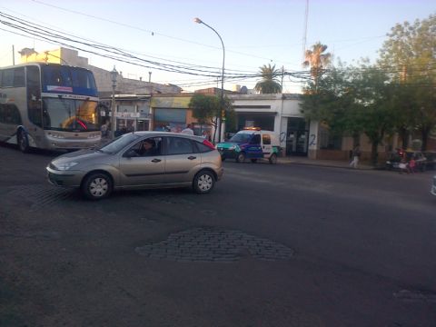 Cortaron la calle para inaugurar una obra de pintura en farolas