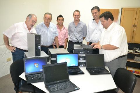 La empresa YPF donó computadoras al municipio