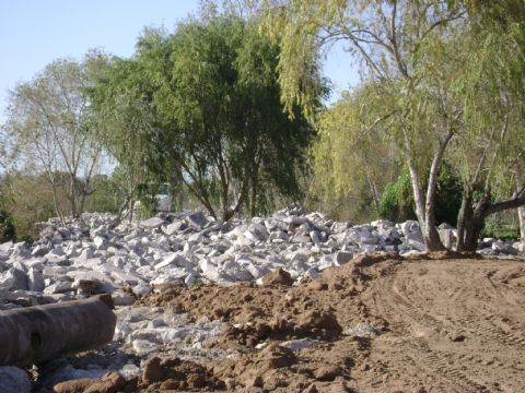 Siguen rellenando la costa de Punta Lara con residuos de hormigón armado