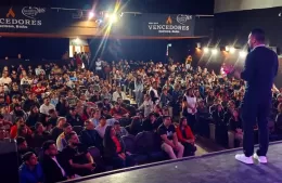 Ceremonia dominical de la Iglesia Más que Vencedores en el Victoria