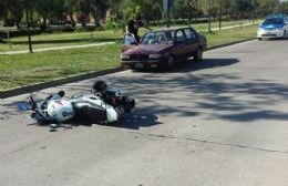 Un herido por choque de auto y moto en la Avenida Génova