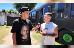 Un youtuber visitó Berisso y mostró una barbería única dentro de un micro