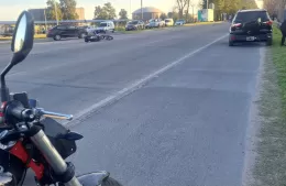 Motociclista chocó contra un vehículo que estaba frenado por el semáforo