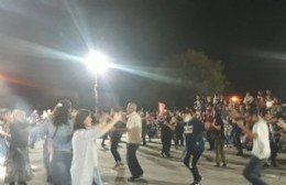 Un nuevo domingo de folklore pasó por la Plaza 17 de Octubre