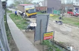 Un camión se quedó encajado en barrio Santa Cruz