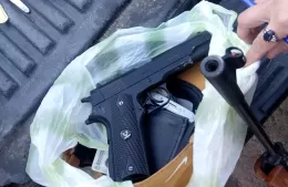 Amenazas, daño y persecución: tres detenidos