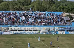 Susto en la cancha de la Villa: se descompensó un hincha y debió ser trasladado al Hospital