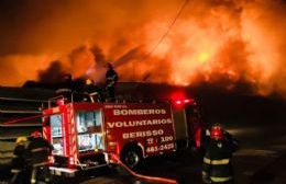 Bomberos locales prestaron valiosa colaboración en el incendio de MAFISSA