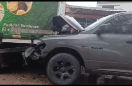 Choque entre camión y camioneta en Avenida Montevideo