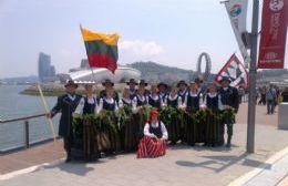 Arriba al país el grupo de danzas lituano “Kalnapušė”