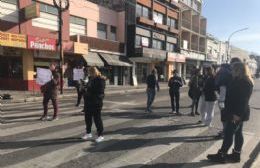 Amenazas de bomba en escuelas: Padres autoconvocados cortaron la Montevideo en reclamo de soluciones