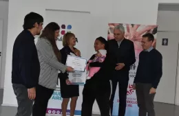 Entrega de reconocimientos a manzaneras de distintos barrios