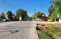 Patrullero habría chocado contra una moto en 8 y 143: un joven con fractura de cráneo