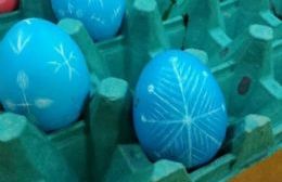 Decoración de los tradicionales huevos de Pascua lituanos