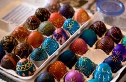 Decoración de los tradicionales huevos de Pascua lituanos