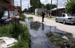 Reclamo histórico por una calle de Villa Progreso: Está mal asfaltada y conviven con el agua estancada