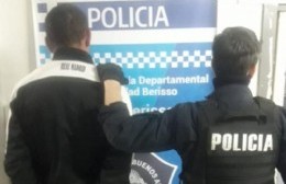 Tomó de rehén a su exnovia, apuñaló a un policía y lo detuvieron