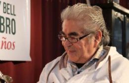 Andrés Marcos Paz cumple el “deseo de toda la vida” y expone su arte en Berisso