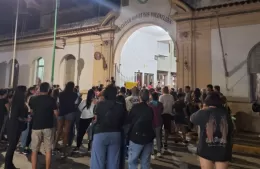 Realizaron un sirenazo frente al cuartel de Bomberos Voluntarios de Ensenada en repudio a la comisión saliente