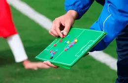 Entrega de diplomas a egresados del curso de formador en fútbol infanto-juvenil