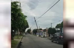 Vecinos alertan por un poste en mal estado y exceso de cableado