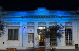 La Casa de Cultura iluminada de azul para concientizar sobre el autismo