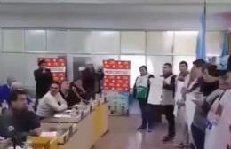 "Ya que el intendente cantó en la Fiesta del Vino, los trabajadores vinimos a cantar al Concejo"