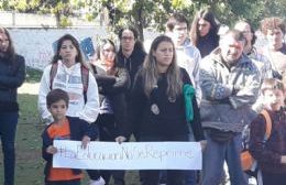 Abrazo en la Escuela de Arte y de Estética en repudio a la represión a los docentes