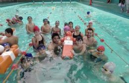 Clase de salvamento para alumnos de la Escuela Municipal de Natación