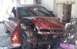 Perdió el control de su auto y terminó contra una casa en 12 y 166