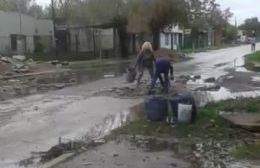 En El Carmen los vecinos reparan la calle como pueden: "Nos cansamos de reclamar"