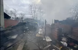 Solicitan ayuda para la familia que perdió todo en el incendio de 130 entre 8 y 9