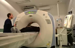 Vecinos denuncian que el tomógrafo del Hospital de Berisso sigue sin funcionar y se acumulan turnos reprogramados