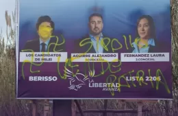 Vandalizan carteles de La Libertad Avanza: denuncian a “los mismos de siempre”