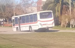 Perlita electoral: colectivo con urnas quedó encajado en Barrio Obrero