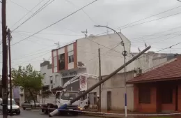 La tormenta tumbó dos postes de media tensión