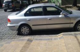 Automovilista no respeta las ordenanzas y obstruye rampa de discapacitados en IOMA