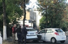 Pasó en rojo y chocó un auto que estaba estacionado en 60 entre 123 y 124