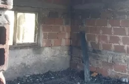 Llamado solidario: una familia perdió todo tras el incendio de su casa en Los Talas
