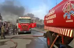 Incendio en Ezeiza: bomberos de Berisso trabajan en el lugar