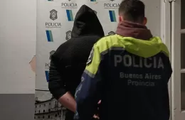 Le agarro el apuro y no tenía baño cerca, termino detenido por defecar en la vía publica