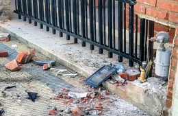 Se estrelló contra el frente de una casa y destruyó el gabinete de gas