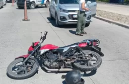 Motociclista fue embestido y terminó en el Hospital