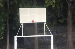 Vecinos denuncian roturas y faltantes de aros en el nuevo playón deportivo del Parque Cívico