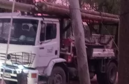 Tras la difusión de BerissoCiudad, Edelap intervino en un poste en riesgo de caída