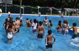 Chicos y chicas disfrutan del programa “Del barrio a la Pileta”