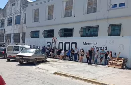 Larga fila de vecinos en Montevideo y 8 esperando víveres