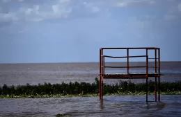 Desesperada búsqueda de una joven que ingresó al río y no salió